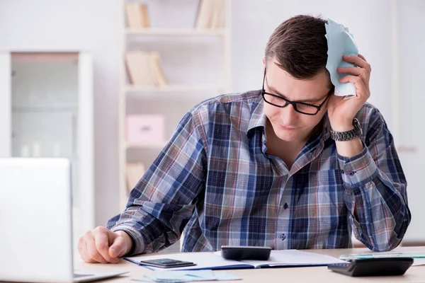 Jongeman gefrustreerd door zijn huis en belastingen rekeningen — Stockfoto