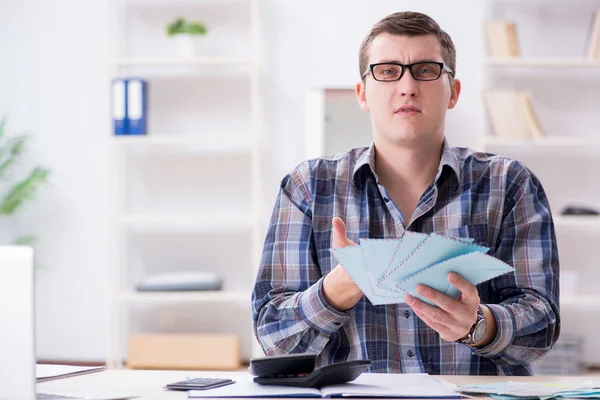 Junger Mann frustriert über sein Haus und Steuerrechnungen — Stockfoto