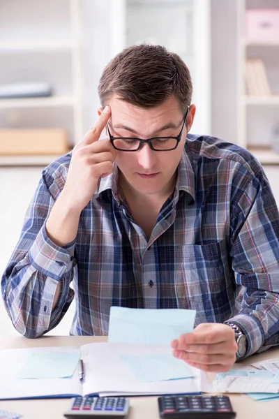 Junger Mann frustriert über sein Haus und Steuerrechnungen — Stockfoto