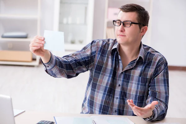 Jongeman gefrustreerd door zijn huis en belastingen rekeningen — Stockfoto