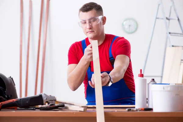 Contractor working in the workshop — Stock Photo, Image