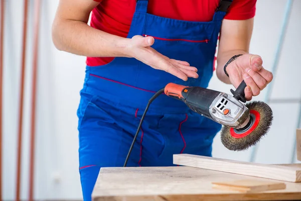 Lohnunternehmer arbeitet in der Werkstatt — Stockfoto