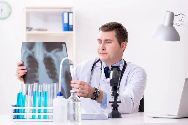 Medico maschio che guarda i risultati di laboratorio in ospedale — Foto Stock