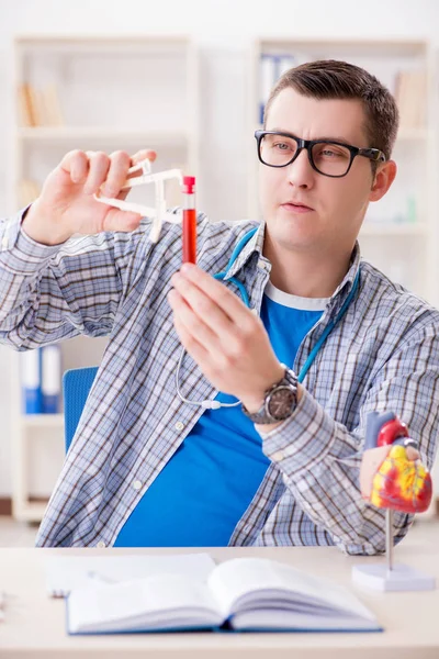 Estudiante joven estudiando química en la universidad — Foto de Stock