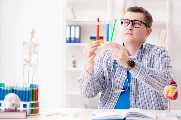 Jeune étudiant étudiant en chimie à l'université — Photo