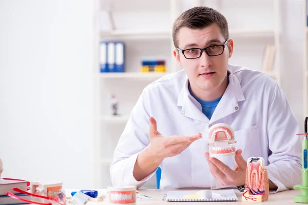 Zahnarzt arbeitet Zahnimplantat im medizinischen Labor — Stockfoto