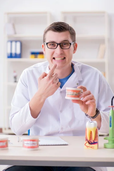 Tandläkare arbetande tänder implantat i medicinska lab — Stockfoto