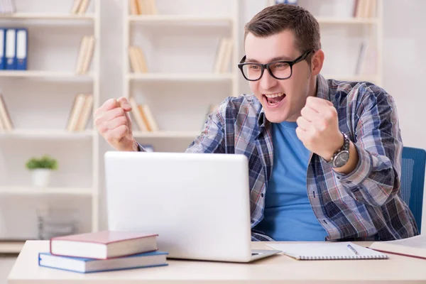 Jovem estudante estudando através da internet no conceito de telellearning — Fotografia de Stock