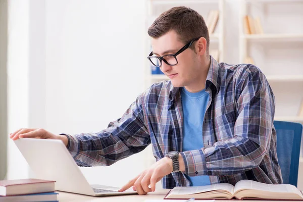 Jeune étudiant étudiant sur Internet dans le concept de télé-apprentissage — Photo