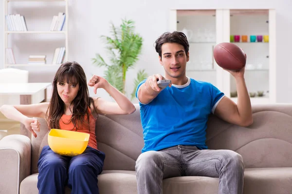 Homem assistindo futebol americano com sua esposa — Fotografia de Stock