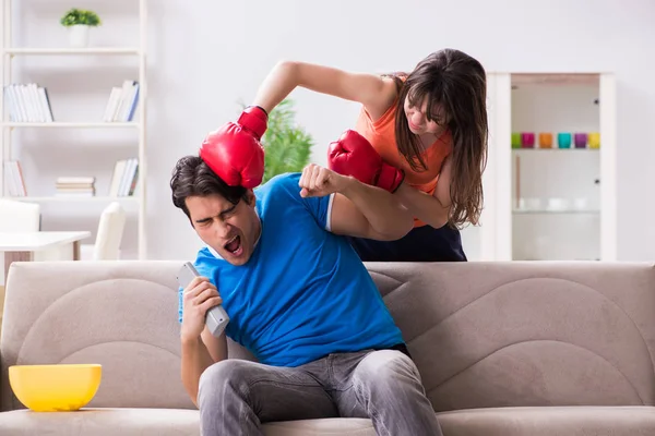 Frun olycklig att maken tittar på boxning — Stockfoto