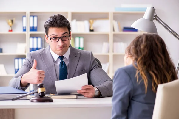 Anwalt diskutiert Rechtsstreit mit Mandant — Stockfoto