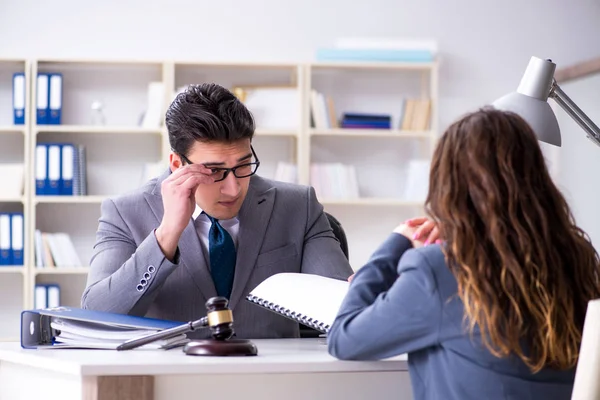 Advokat diskuterar rättsfall med klienten — Stockfoto