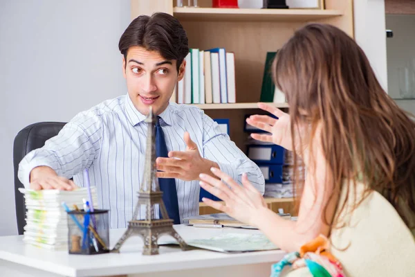 Kunde besucht Reisebüro und spricht mit Makler — Stockfoto