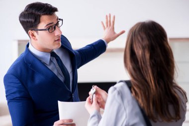 Emlakçı yeni daireyi sahibine gösteriyor.