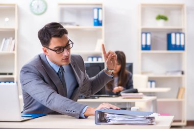 Ofiste çalışan kadın ve erkek.