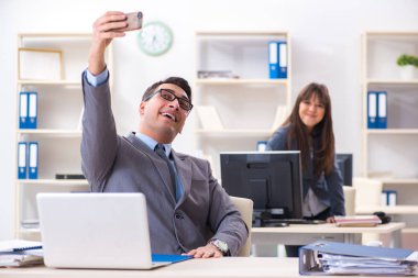 Ofiste çalışan kadın ve erkek.