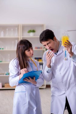 İki doktor plazma ve kan naklini tartışıyor.