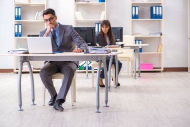 Ofiste çalışan kadın ve erkek.