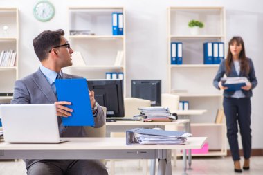 Ofiste çalışan kadın ve erkek.