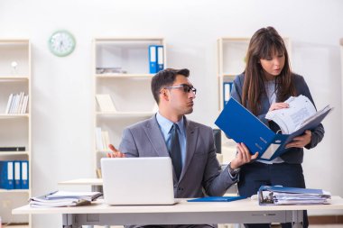 Ofiste çalışan kadın ve erkek.