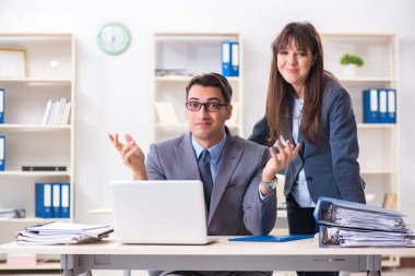 Ofiste çalışan kadın ve erkek.