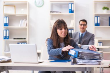 Ofiste çalışan kadın ve erkek.