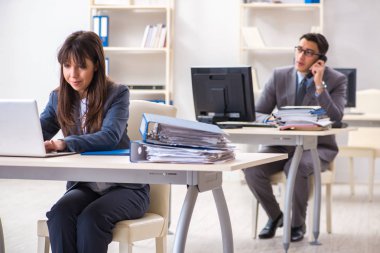 Ofiste çalışan kadın ve erkek.