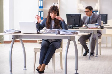 Ofiste çalışan kadın ve erkek.