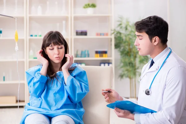 Doctor discussing blood transfusion with patient — Stock Photo, Image