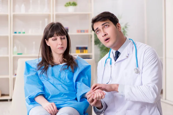 Mężczyzna lekarz sprawdzanie kobieta pacjent w szpital — Zdjęcie stockowe