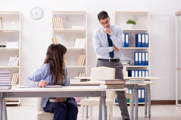 Professor do sexo masculino dando palestra para estudante do sexo feminino — Fotografia de Stock