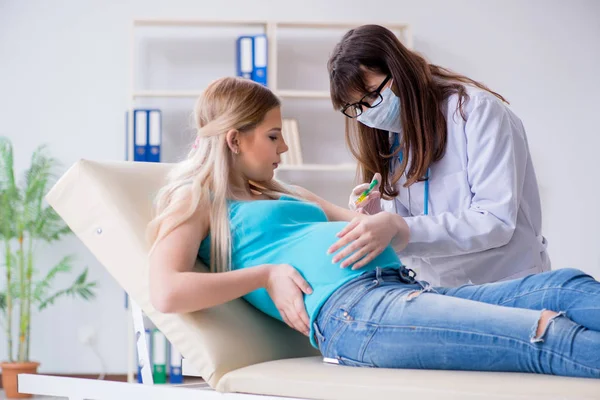 定期的な妊娠検査で妊婦 — ストック写真