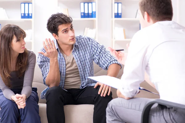 Family visiting psychologist for family problem — Stock Photo, Image