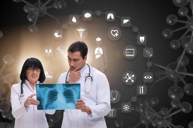 İki doktor teletıp konseptinde x-ray görüntüsünü tartışıyor