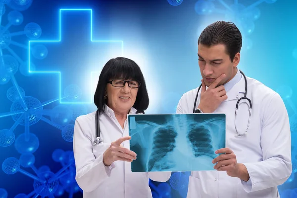 Dois médicos discutem imagem de raio-X no conceito de telemedicina — Fotografia de Stock