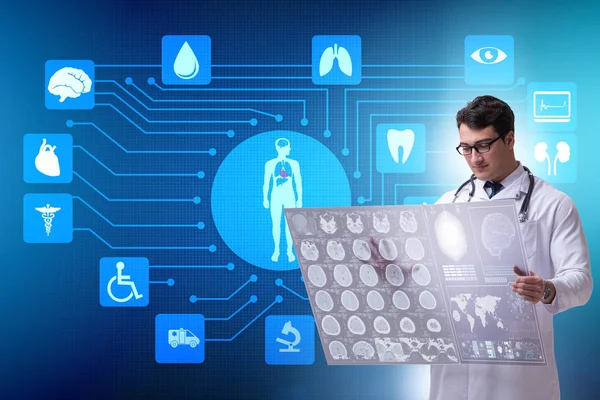 Telemedicin koncept med läkare tittar på röntgen bild — Stockfoto