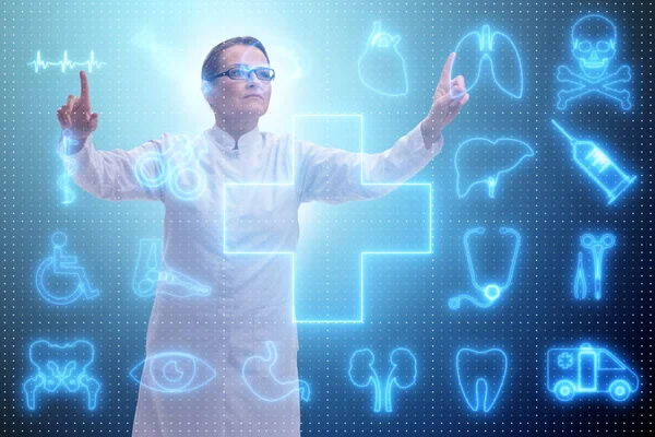 Medico donna in telemedicina concetto futuristico — Foto Stock