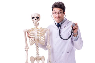 Beyaz izole iskelet ile genç doktor