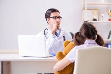 Küçük kız düzenli check-up için doktoru ziyaret ediyor.