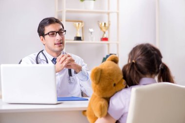 Küçük kız düzenli check-up için doktoru ziyaret ediyor.