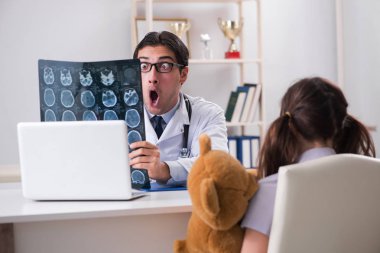 Küçük kız düzenli check-up için doktoru ziyaret ediyor.