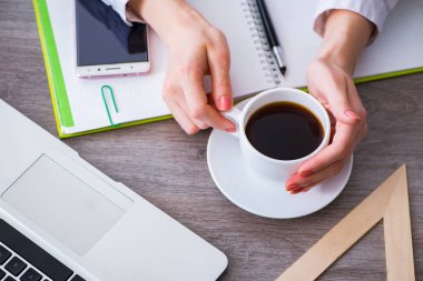 Çalışma masasının üst görünümü ellerle