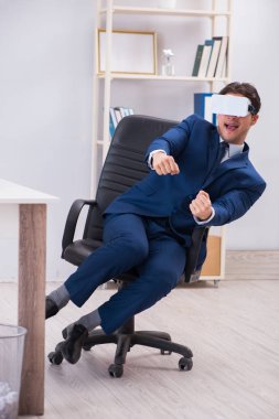 Çalışan ofiste sanal gerçeklik gözlüğü kullanıyor.