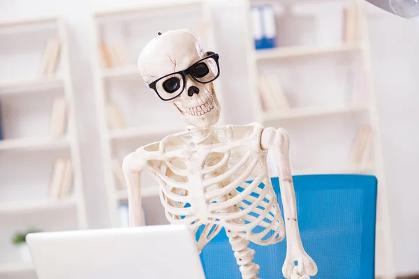 Скелетний бізнесмен, що працює в офісі — стокове фото