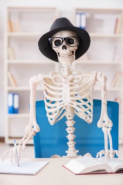 Skelett-Geschäftsmann arbeitet im Büro — Stockfoto