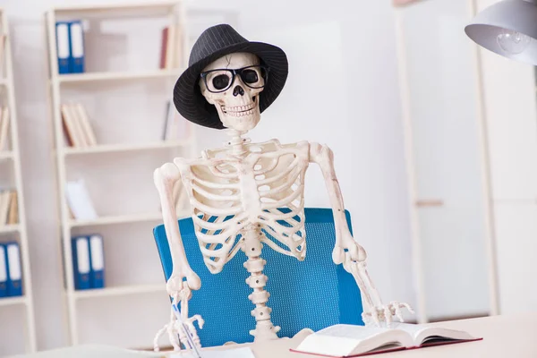 Studenten skelet voorbereiding voor examens — Stockfoto