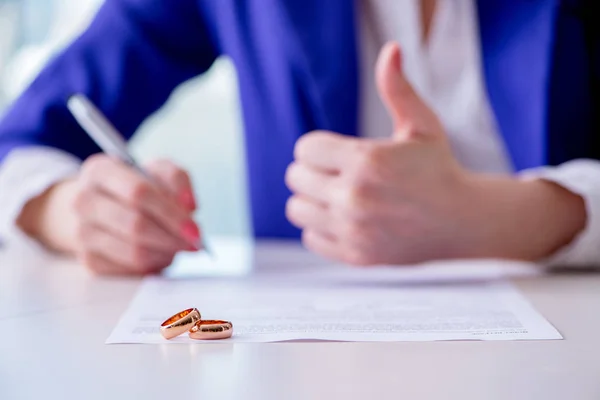 Woman signing prenuptial agreement in court — Stock Photo, Image
