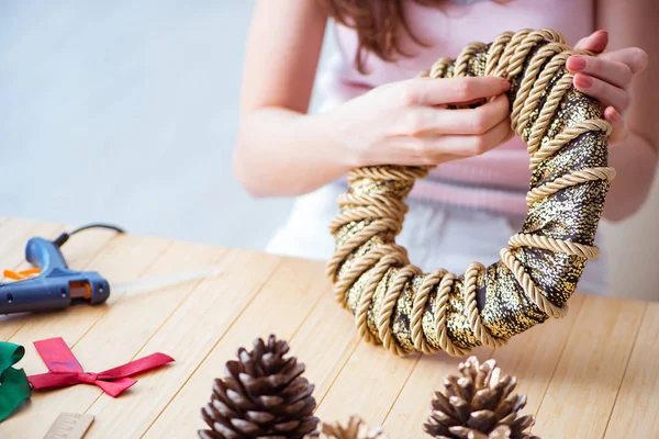 Mulher fazendo DIY decorações festivas em casa — Fotografia de Stock