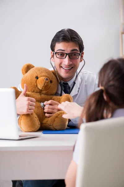 Küçük kız düzenli check-up için doktoru ziyaret ediyor. — Stok fotoğraf